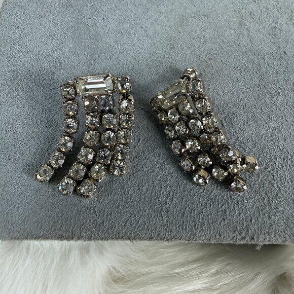 Vintage Clear Rhinestone Fringe Silver Tone Screw Back Earrings - Picture 9 of 9